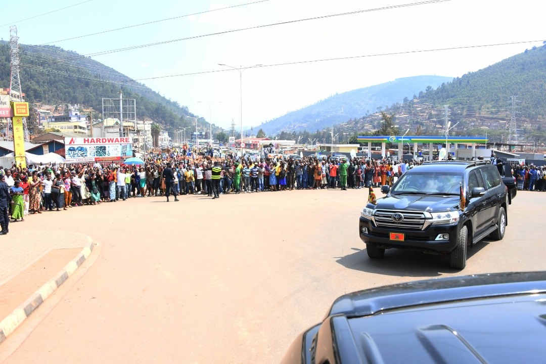 mkainerugaba's tweet image. Another true Muchwezi, H.E. @KagutaMuseveni entering our brotherly country Rwanda and received by thousands. I have always told you people that Uganda and Rwanda are one country! Longlive Presidents @KagutaMuseveni and @PaulKagame!