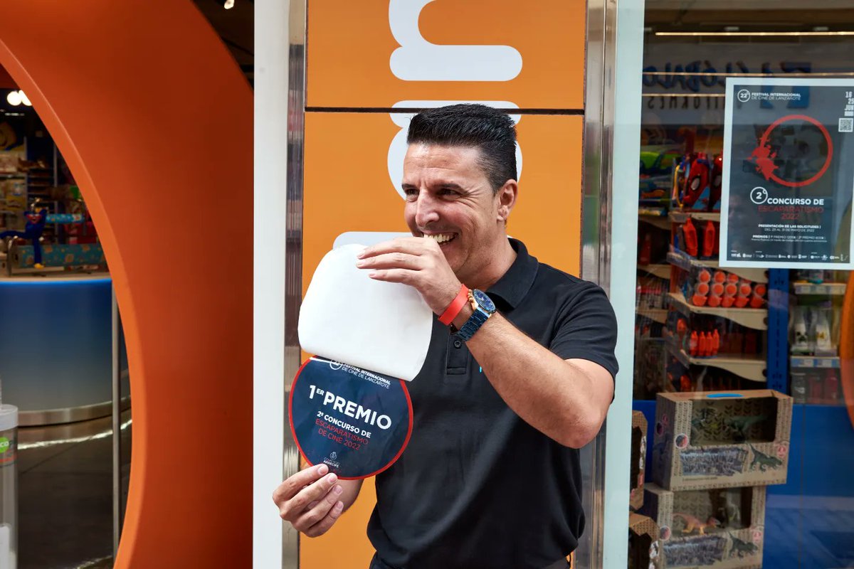 cinelanzarote's tweet photo. ¡Enhorabuena a los ganadores del Concurso de Escaparatismo del #FICL22! Mil gracias a todos los comercios de Arrecife que han participado vistiéndose de cine. @comercarrecife @PrensaArrecife https://t.co/MCw85Rj2z2
