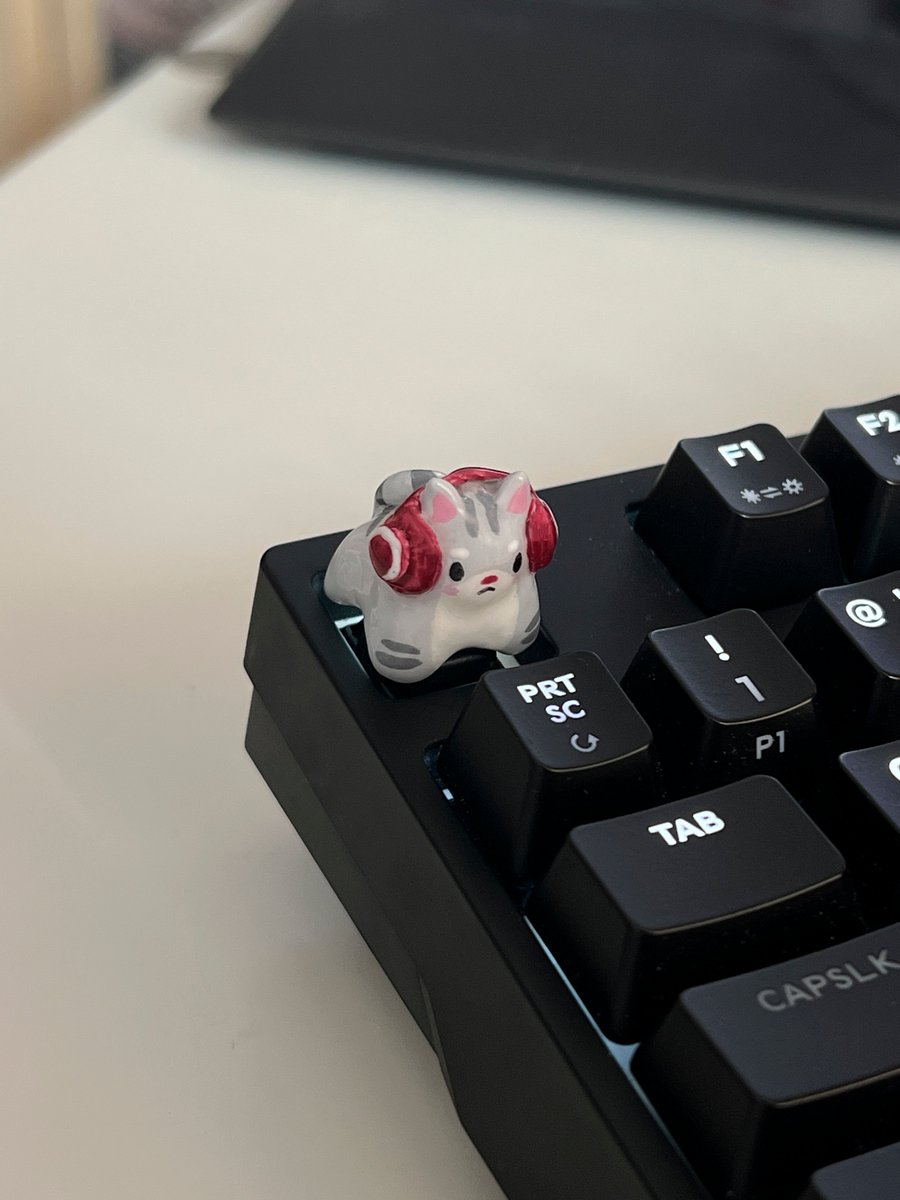 cybercats's tweet photo. beautiful keycap, custom made by @catriowa 👀 https://t.co/hxNqzkD2z4