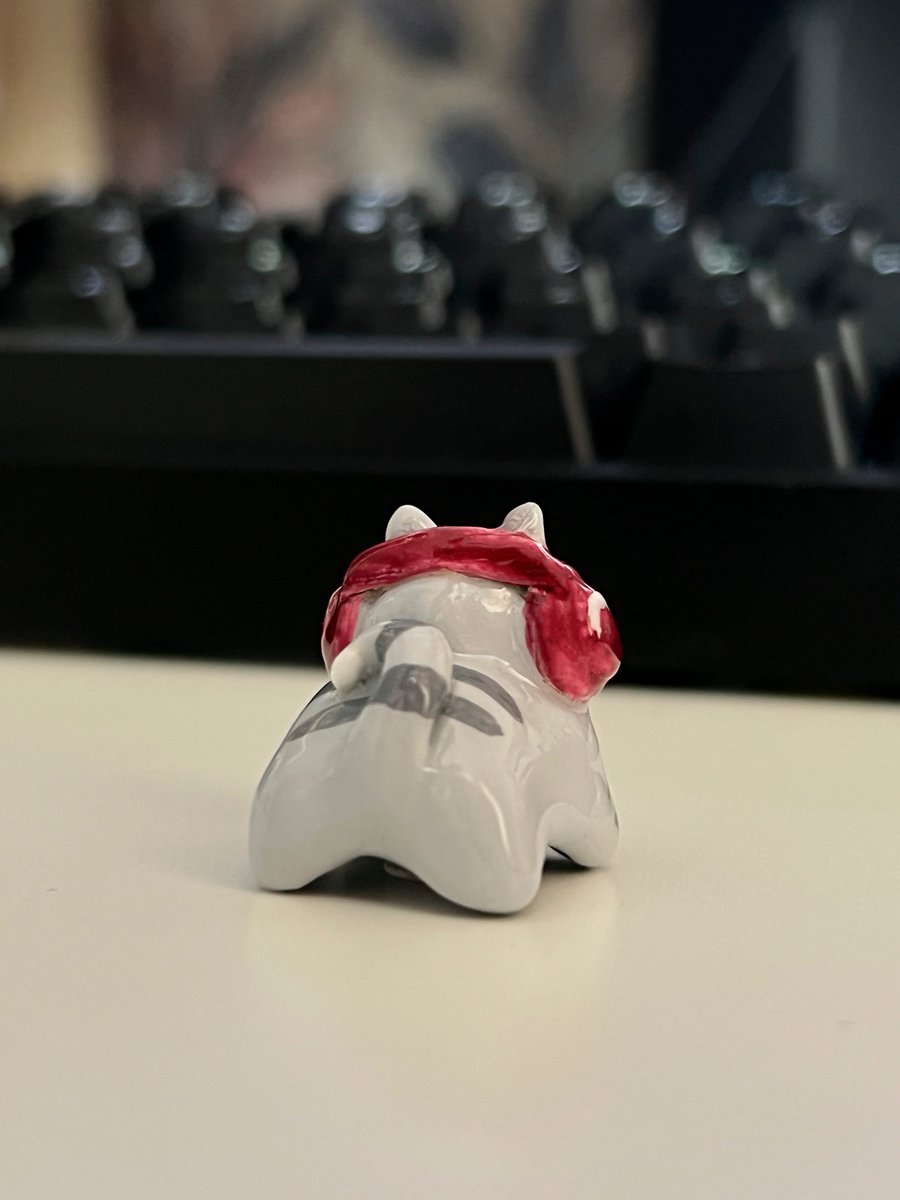 cybercats's tweet photo. beautiful keycap, custom made by @catriowa 👀 https://t.co/hxNqzkD2z4
