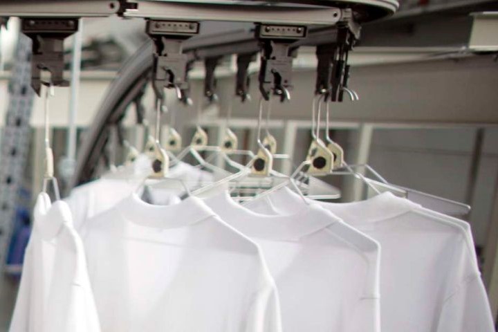 Zurzeit sind Abkühlungen und frische Kleidung angesagt. Und beim Schwitzen in der Arbeitskleidung ist Hygiene wichtig. Da lohnt sich die Mehrweglösung von #MEWAtm. Im vereinbarten Rhythmus die Bekleidung holen, waschen, instandsetzen und wieder bringen. mewa.tm/3QHLwDl