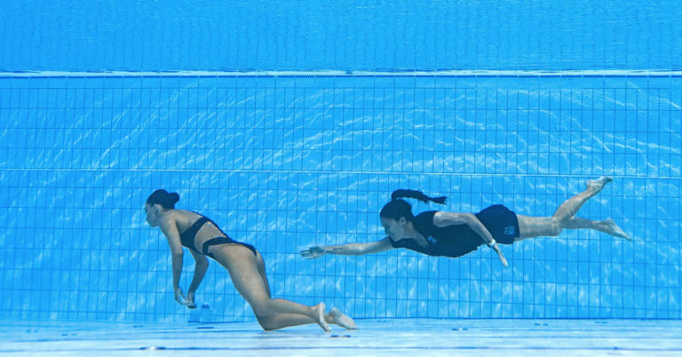 DrJamesOlsson's tweet photo. Anita Alvarez loses consciousness in pool at world championships in Budapest...

"Spaniard Fuentes, a four-time Olympic medalist in synchronized swimming, jumped into the pool after she saw Alvarez sink to the bottom at the end of her solo free final routine."

- CNBC https://t.co/96AUscNLnP