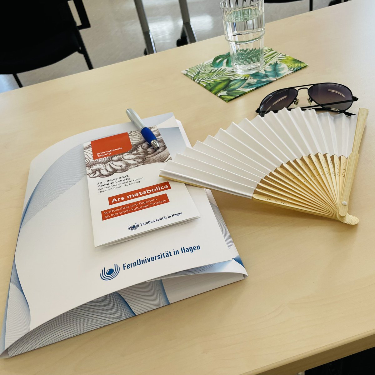 Perfekt ausgestattet für das Wetter geht es los mit Stoffwechsel und Digestion als literarisch-kulturelle Prozesse in Leipzig #Arsmetabolica #FernUni