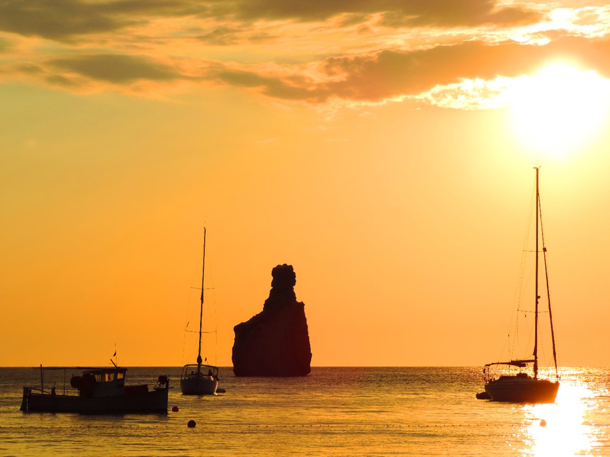 🌅 Los atardeceres de Ibiza son, probablemente, de los más especiales del Mediterráneo.📍 La bahía de Sant Antoni es el lugar ideal🥰 para disfrutar de las puestas de sol más impresionantes y poder vivir la magia del entorno.