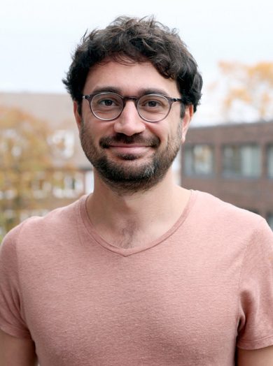 Denkt auch an #IchbinHasan! In der aktuellen <a href="/DIEZEIT/">DIE ZEIT</a> erweitert #WZB-Forscher <a href="/LeventNeyse/">Levent Neyse</a> die #IchbinHanna-Debatte um die Perspektive ausländischer Forschender in Deutschland. Wir sammeln hier einige seiner zentrale Thesen.🧵(1/6)