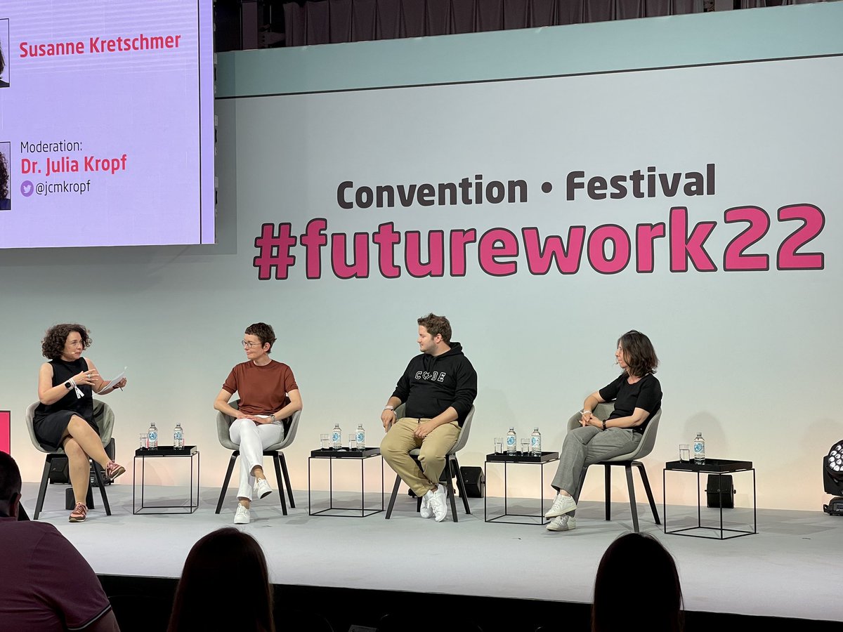 „Wie lernen wir morgen?“ Im Panel mit <a href="/thomasbachem/">Thomas Bachem</a> Susanne Kretschmer und <a href="/th_sattelberger/">Thomas Sattelberger</a> betont unsere CEO Birte Hackenjos die Rolle der (Lern)Kultur - zu der auch gehört, dass Kolleg:innen von Kolleg:innen lernen 👉 Lernplattform! #futurework22 @DieBDA <a href="/MicrosoftDE/">Microsoft Germany</a>