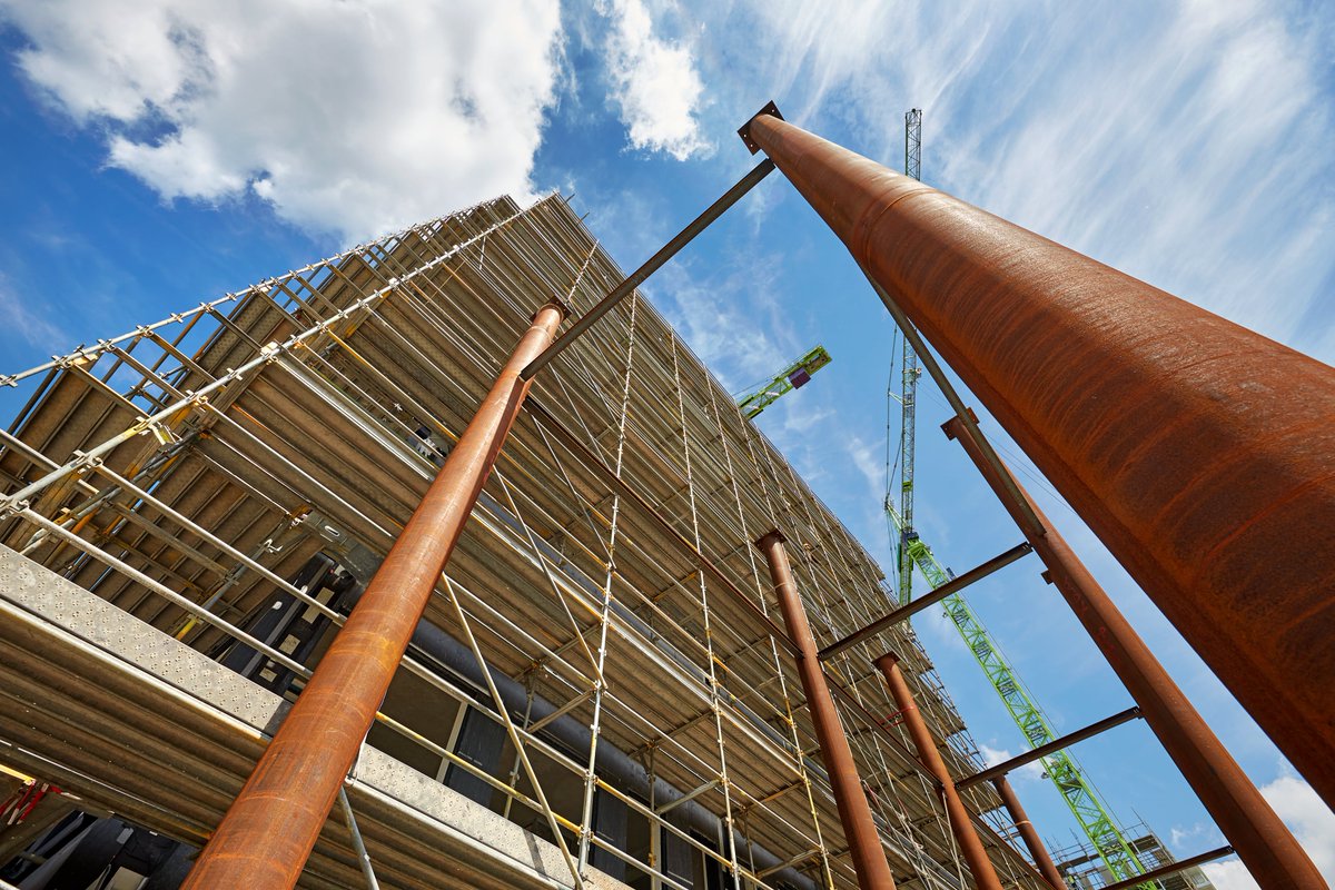 Bij project Westerpark West zijn twee tijdelijke ondersteuningsconstructies geplaatst voor de overstekken van gebouwen Pepper en Salt. Die van Salt is wel 80 ton en 26 meter hoog. Die van Pepper is 70 ton en heeft een hoogte van 15 meter 👀

#Amsterdam #WesterparkWest #nieuwbouw
