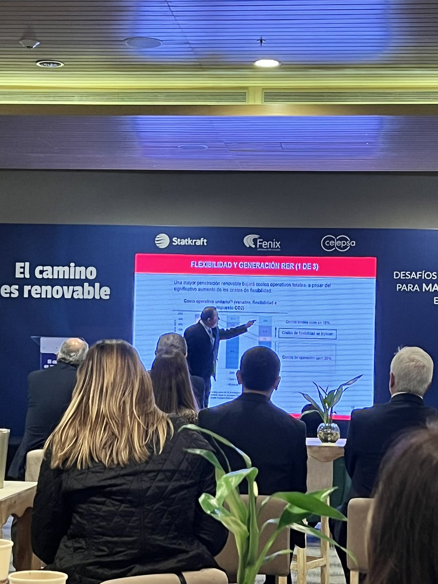 JuanMLopezTeves's tweet photo. Los costos operativos bajarán pero el costo de flexibilidad se triplicará pero en el total el costo de la energía se abaratará. #JaimeMendoza 
#ElCaminoEsRenovable https://t.co/IiU8UMRrcz