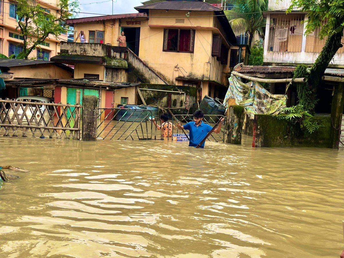 prateekbtweets's tweet photo. SILCHAR IS DROWNING 

@HMOIndia @PMOIndia 
@narendramodi @aajtak @republic 
#silcharfloods #silcharunderwater #BarakValleyUnderWater #silchar https://t.co/nDdk940DnF