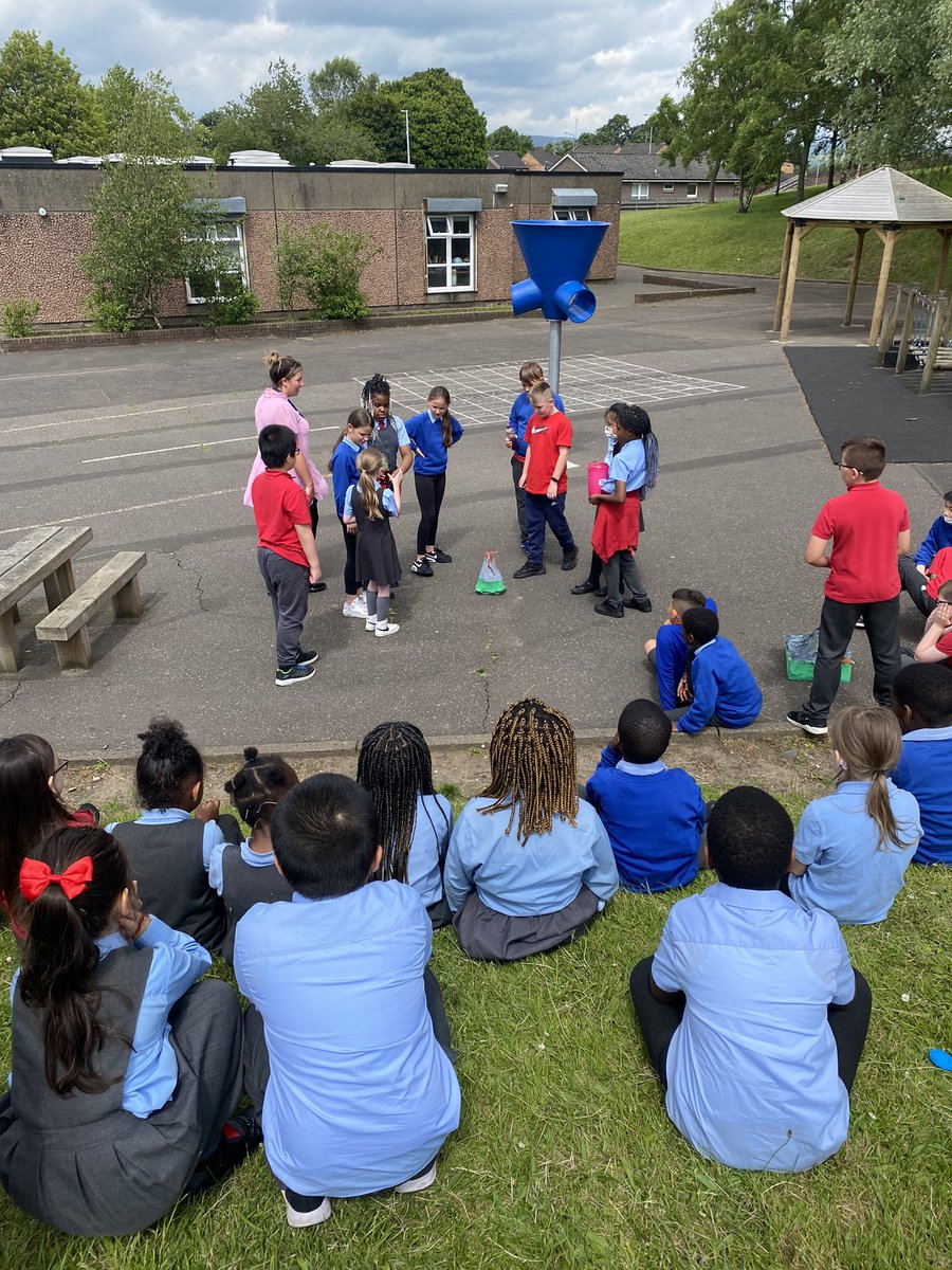 MissMurray2324's tweet photo. Thank you @Miss_Park_10  and P6/5 who invited us to come watch their volcano experiments 🌋🌋🌋 They were so cool 😁 https://t.co/UHDuYHmH6m