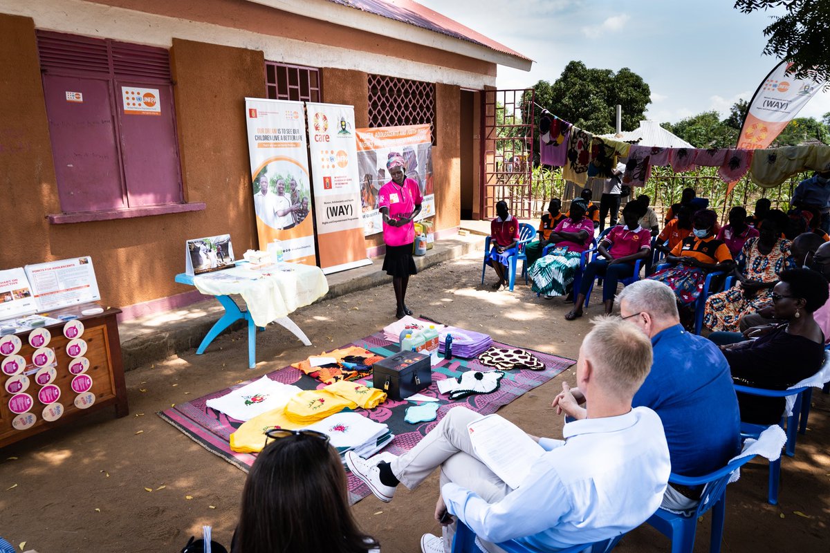 udviklingsmin's tweet image. Besøgte et safe space, hvor kvinder med flygtningebaggrund bearbejder oplevelser med vold og undertrykkelse i hjemmet. Utrolig stærkt at opleve den styrke, kvinderne har fundet i dette fællesskab. En styrke, de nu bruger til at hjælpe andre kvinder. #GBV @UNFPAUganda @CAREUganda