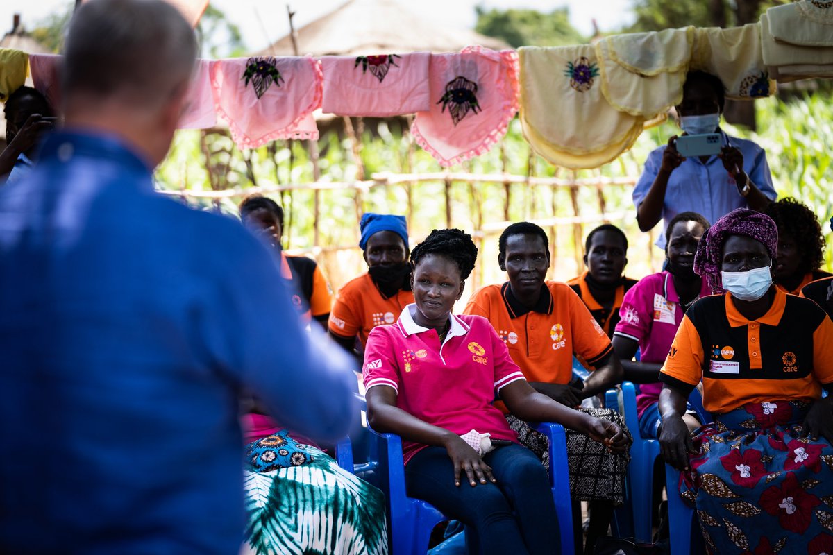 udviklingsmin's tweet image. Besøgte et safe space, hvor kvinder med flygtningebaggrund bearbejder oplevelser med vold og undertrykkelse i hjemmet. Utrolig stærkt at opleve den styrke, kvinderne har fundet i dette fællesskab. En styrke, de nu bruger til at hjælpe andre kvinder. #GBV @UNFPAUganda @CAREUganda