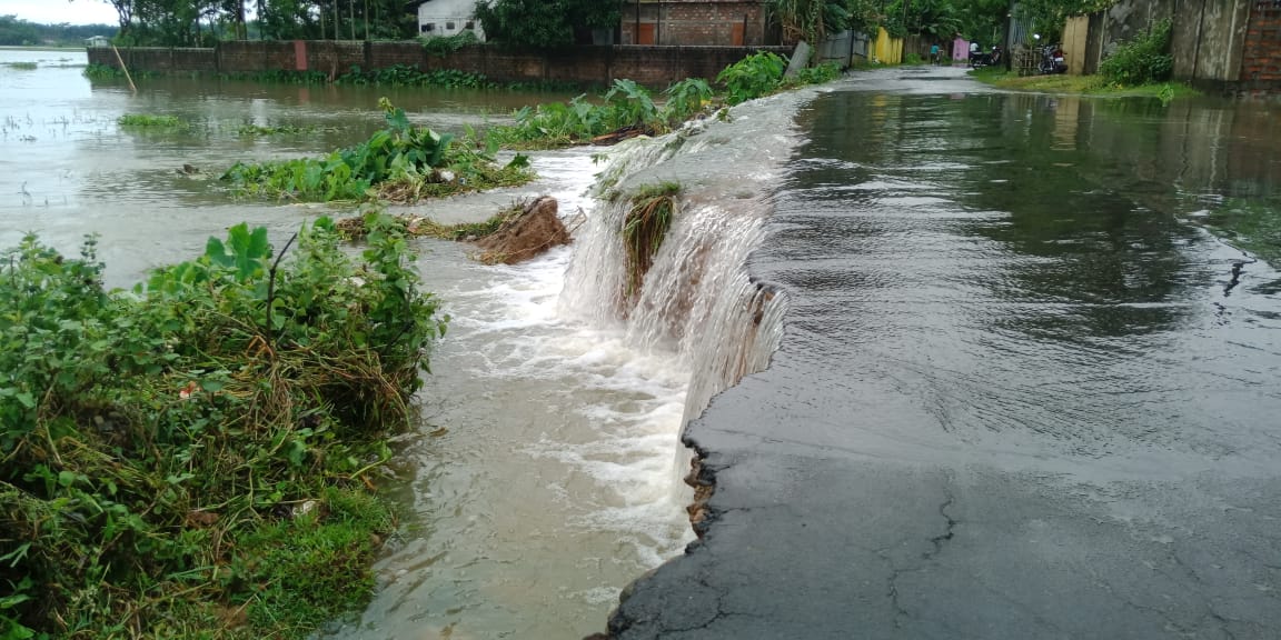 PapiyaNath6's tweet photo. #Silchar is Underwater!
And national media isn't noticing!
Let's stand by the #Flood victims of Silchar and Karimganj
#silcharunderwater #silcharflood #karimganjflood
#BarakValleyUnderWater #AssamNeedsHelp https://t.co/hnwRZI9bsA https://t.co/lMlAuTFA6d https://t.co/zIBL0v8h9s