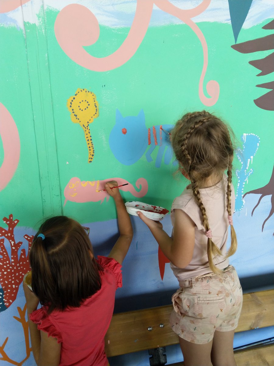 Cpd_Arts_61's tweet image. Réalisation d&apos;une fresque sous le préau de l&apos;école de Ciral avec la peintre Claire Cloteau. La nature pour inspiration #projetd&apos;ecole #delamaternelleauCE2 #fairevivrelesmurs  @dsden61
