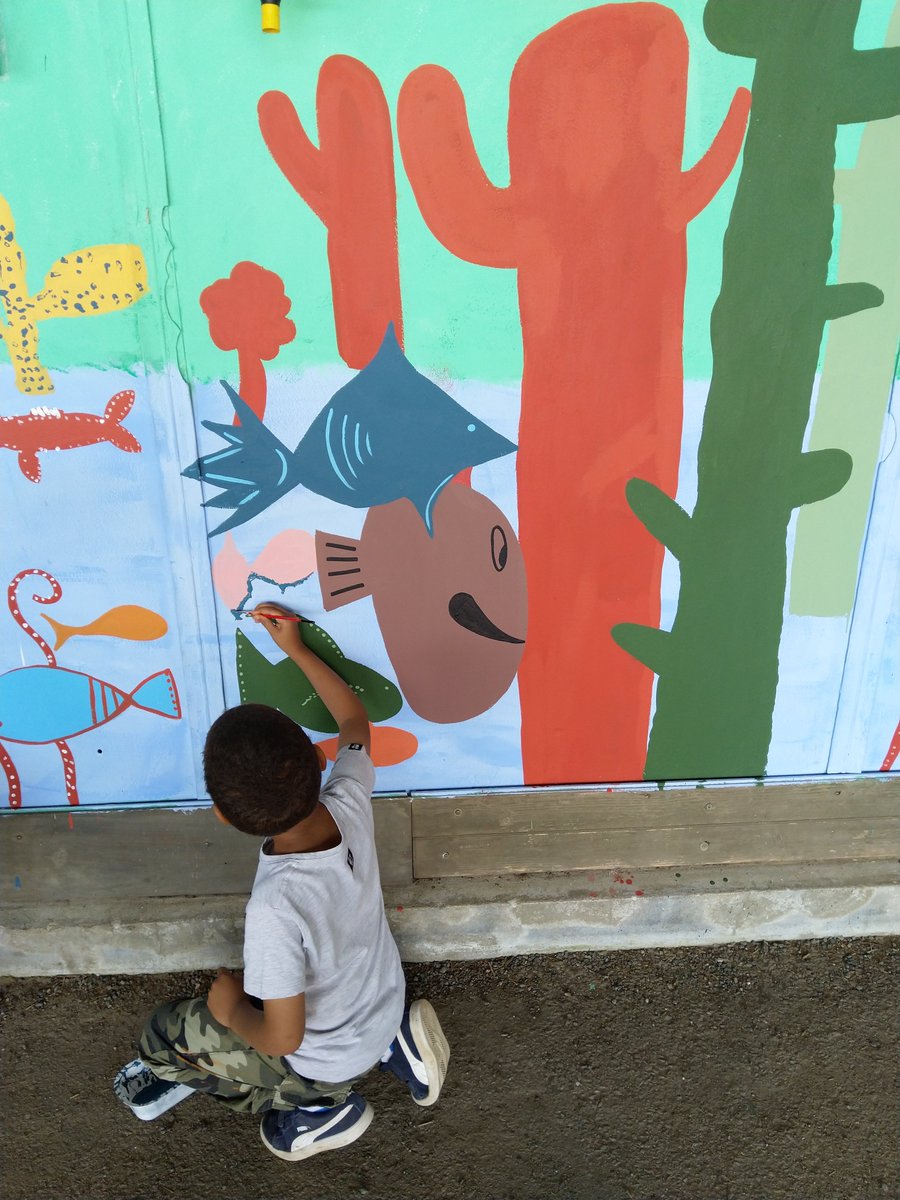 Cpd_Arts_61's tweet image. Réalisation d&apos;une fresque sous le préau de l&apos;école de Ciral avec la peintre Claire Cloteau. La nature pour inspiration #projetd&apos;ecole #delamaternelleauCE2 #fairevivrelesmurs  @dsden61