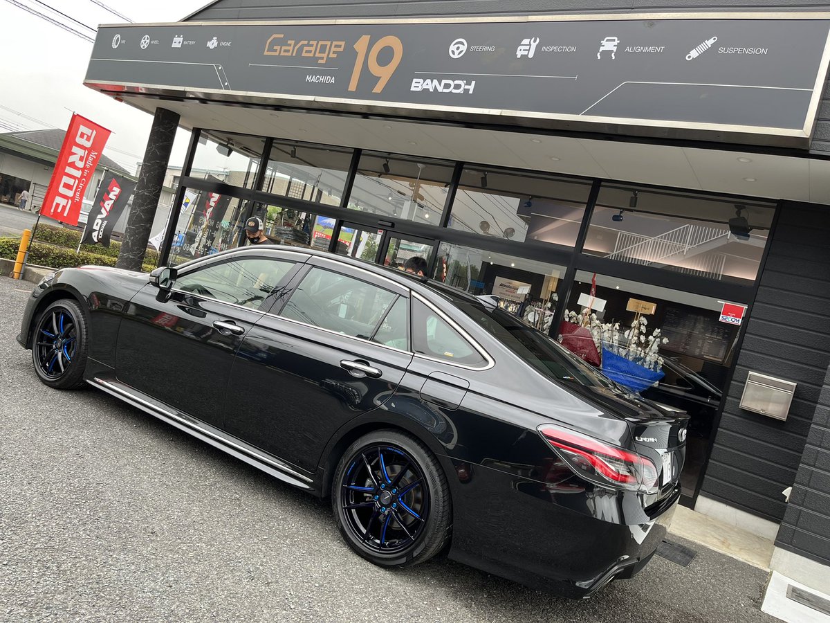 Garage19_M's tweet photo. #クラウンRS に #WedsSport の #RN55M を装着😎‼️ #クラウン のエンブレムのブルーと、スポークのブルーがマッチしておしゃれカッコイイ🥰✨
もちろん‼️ #カリスマ店員マサ が収穫したじゃがいもプレゼントしましたよ〜😁🥔
まずはお見積りだけでも😉
#Garage19MACHIDA #ガレージ19 https://t.co/iS259hkY8y