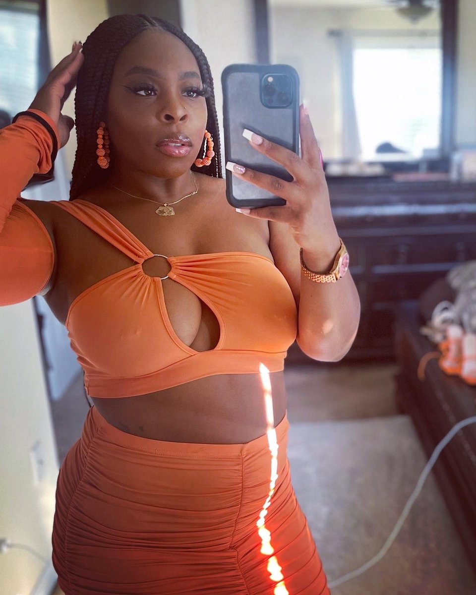 JadoreNecole's tweet photo. Just wanted to update niggas on what I look like lol. https://t.co/EL8uaCqelj