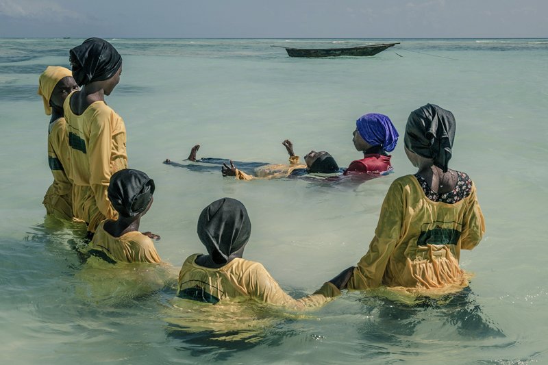 womensart1's tweet photo. Photographer Anna Boyiazis documented the Panje Project enabling Zanzibari girls to learn to swim despite patriachal restrictions placed on women #WomensArt https://t.co/4LanJ8rlXS
