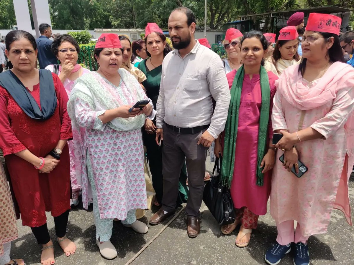ShelkeJayshree's tweet photo. केंद्र शासनाच्या अग्निपथ योजनेच्या विरोधात तसेच दडपशाही विरोधात दिल्ली येथे भारतीय राष्ट्रीय काँग्रेस पक्षाच्या वतीने आंदोलन करण्यात आले. यावेळी आंदोलनात सहभाग घेतला!
#होगी_सच_की_जीत
#अग्निपथ_योजना_वापस_लो
#SatyagrahaAgainstAgnipath
#SatyagrahaNahinRukega
#StudentAgainstAgnipath https://t.co/tiFpSy0MIx