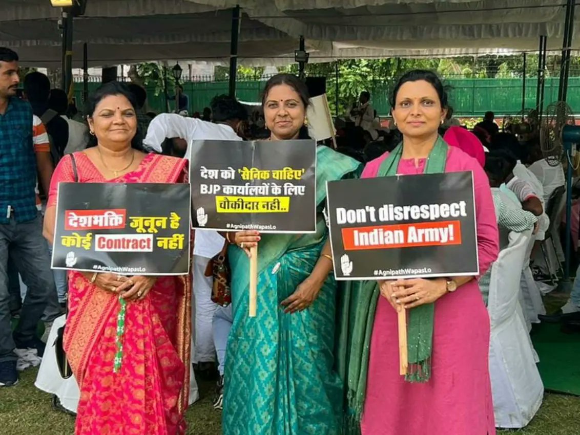 ShelkeJayshree's tweet photo. केंद्र शासनाच्या अग्निपथ योजनेच्या विरोधात तसेच दडपशाही विरोधात दिल्ली येथे भारतीय राष्ट्रीय काँग्रेस पक्षाच्या वतीने आंदोलन करण्यात आले. यावेळी आंदोलनात सहभाग घेतला!
#होगी_सच_की_जीत
#अग्निपथ_योजना_वापस_लो
#SatyagrahaAgainstAgnipath
#SatyagrahaNahinRukega
#StudentAgainstAgnipath https://t.co/tiFpSy0MIx