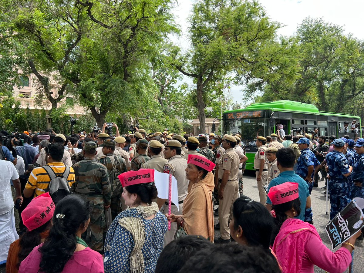 ShelkeJayshree's tweet photo. केंद्र शासनाच्या अग्निपथ योजनेच्या विरोधात तसेच दडपशाही विरोधात दिल्ली येथे भारतीय राष्ट्रीय काँग्रेस पक्षाच्या वतीने आंदोलन करण्यात आले. यावेळी आंदोलनात सहभाग घेतला!
#होगी_सच_की_जीत
#अग्निपथ_योजना_वापस_लो
#SatyagrahaAgainstAgnipath
#SatyagrahaNahinRukega
#StudentAgainstAgnipath https://t.co/tiFpSy0MIx