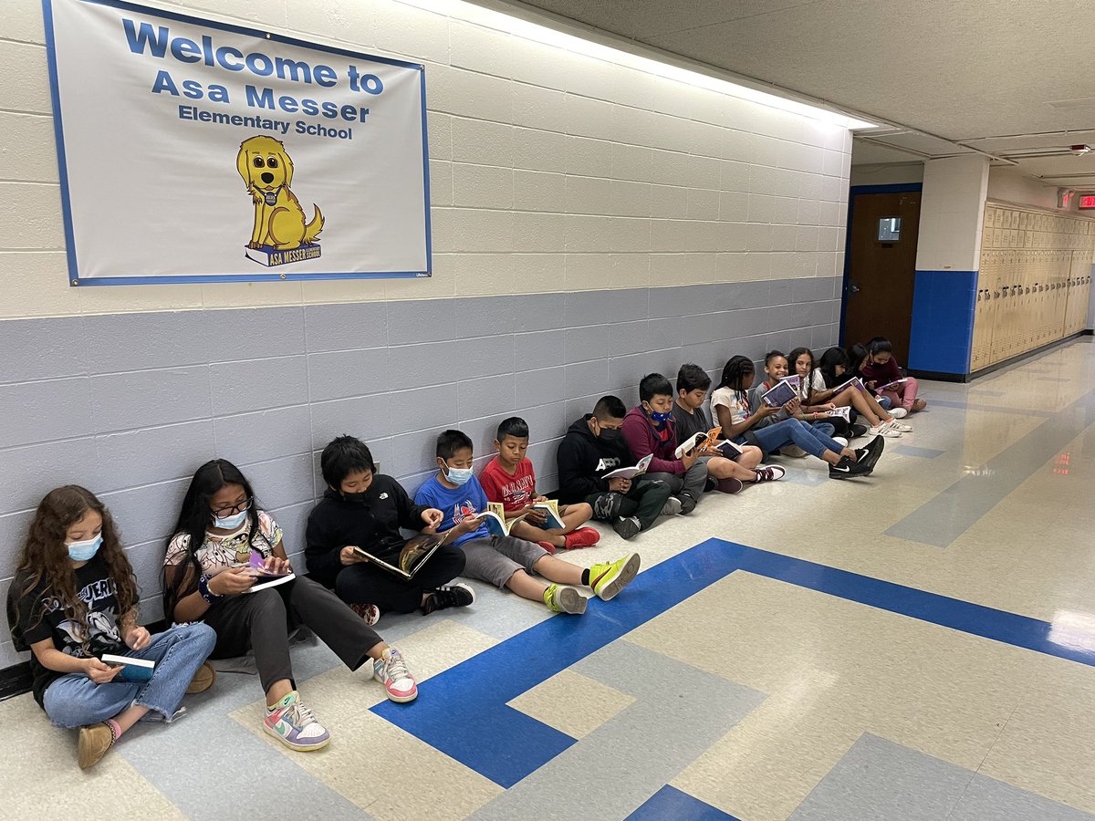 HGWBarry's tweet photo. BEST 👏 DAY 👏 EVER 👏 🙌 It’s the Great Summer Reading Giveaway! Principal Henderson and our Literacy Coach, Ms. Gibbins picked out some amazing books. Every kiddo gets to bring one home!! @asamesser @ElementaryZone @PTU958 #SummerReading #AMNextlevel https://t.co/6VCMLjZtDR