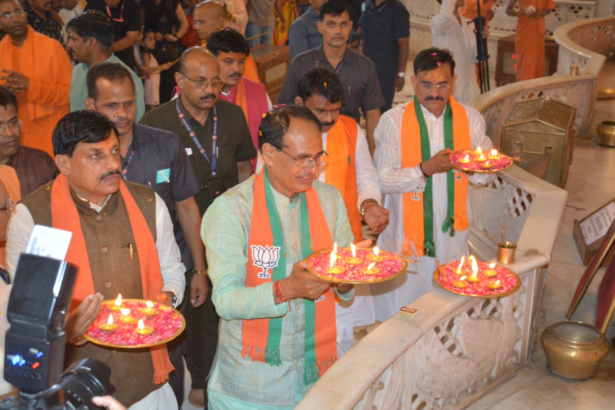 iskcon's tweet photo. We thank the Hon'ble Chief Minister of Madhya Pradesh Shri Shivraj Singh Chouhan Ji for his words of appreciation yesterday during his visit to ISKCON Ujjain.

Hon'ble CM had darshan of the Deities &amp; Srila Prabhupada after which he interacted with the devotees.

@ChouhanShivraj https://t.co/ZNkcYZrxry