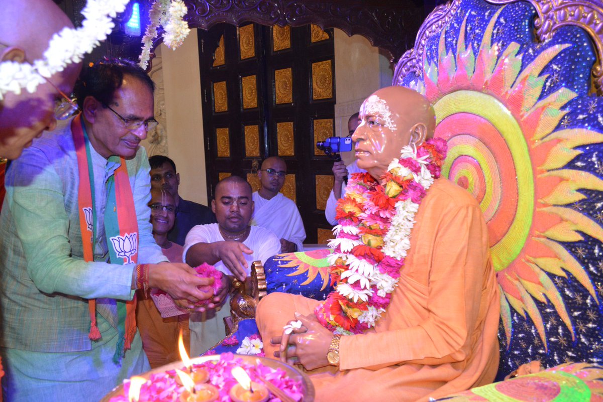 iskcon's tweet photo. We thank the Hon'ble Chief Minister of Madhya Pradesh Shri Shivraj Singh Chouhan Ji for his words of appreciation yesterday during his visit to ISKCON Ujjain.

Hon'ble CM had darshan of the Deities &amp; Srila Prabhupada after which he interacted with the devotees.

@ChouhanShivraj https://t.co/ZNkcYZrxry