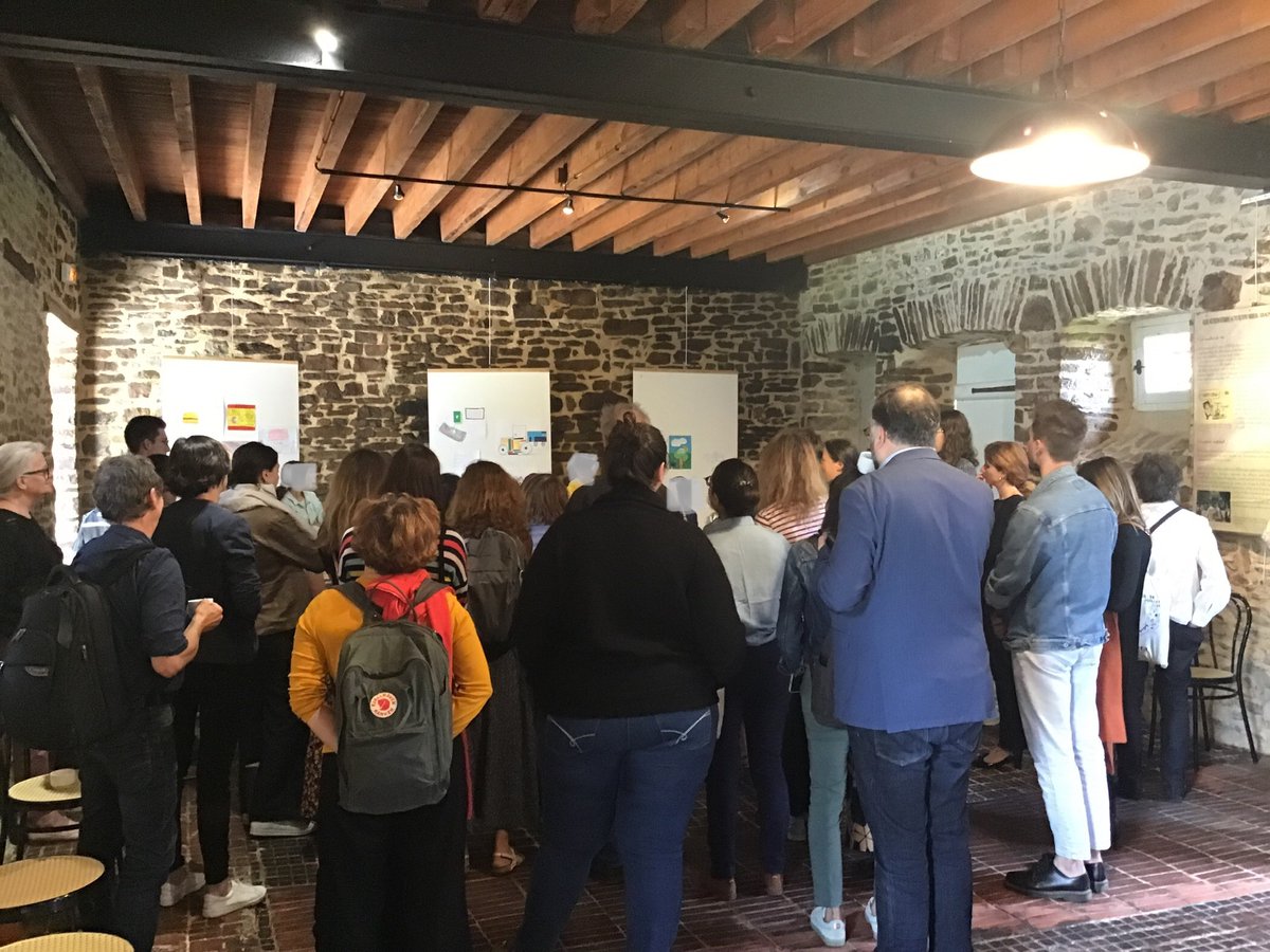 #PEAC Au château de #Cerisy #CCIC, les 6e du <a href="/collegecerisy/">Collège Anne Heurgon-Desjardins</a> présentent aux colloquants leur exposition créée pour le #colloque sur les littératures exposées. @GuillaumeNail
<a href="/LaManche50/">Département de la Manche</a> <a href="/dsden50/">DSDEN 50</a> <a href="/daac_normandie/">DAAC-Normandie</a>