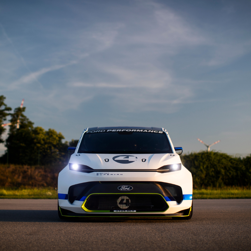 FordNewsEurope's tweet photo. Ever wondered what happens when #FordPro and @FordPerformance unite?
📱#SYNC4 Touchscreen
⚡️4 electric motors
🚐5 drive modes
🔋50 kWh battery
🔌Zero emissions
And so much more…
Learn all about the #FordProElectricSuperVan on our #FordBlog.
#FOS #gw_ford