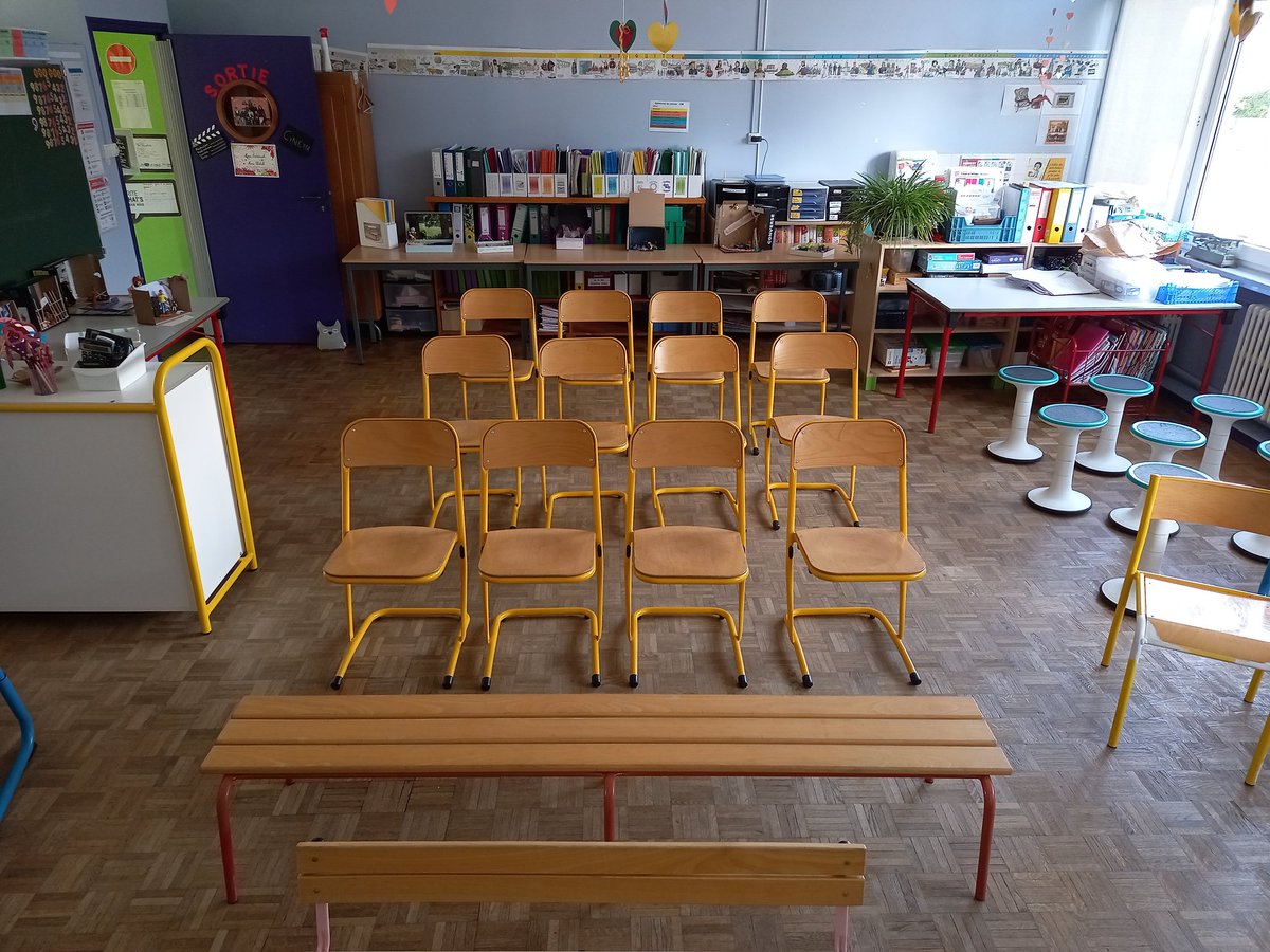 Transformation de l'école en espace cinématographique.