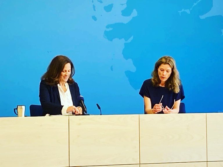 el_samadoni's tweet photo. Heute nun die #lpk zum Tätigkeitsbericht der Beschwerdestelle! Mein Highlight aber war die Begegnung mit einer Schulklasse, die im Landeshaus war! Viele der Kinder hätten zwar lieber Daniel Günter oder Angela Merkel getroffen - aber naja, ich war dann auch ganz okay! ❤️ #kidsrule https://t.co/y2ziPrdOnU