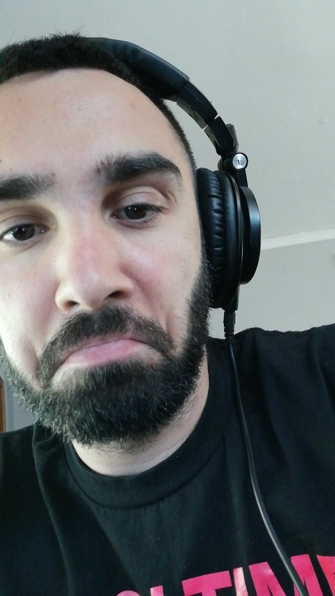 A mezzanotte esce BONJOUR questa la mia faccia mentre ascoltavo il master finito ciaoooooo