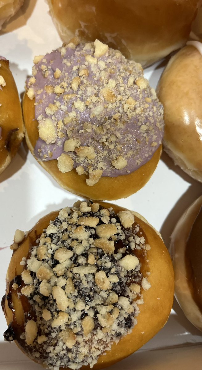inrepair75's tweet photo. Hey @krispykreme ! This is what I ordered vs what I got…  That’s a problem. 🤷🏼‍♀️ https://t.co/CF6QU42znJ