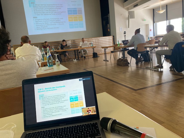 Vediso_eV's tweet photo. Heute findet unsere #vediso-Mitgliederversammlung statt - erstmals als #hybrideVeranstaltung. Wir freuen uns, euch live in #FFM sowie #digital zu treffen. Wir werden wichtige Erfahrungen und Tipps zu #hybridenEvents sammeln und mit unseren Mitgliedern teilen. https://t.co/KjfaGpNQVI