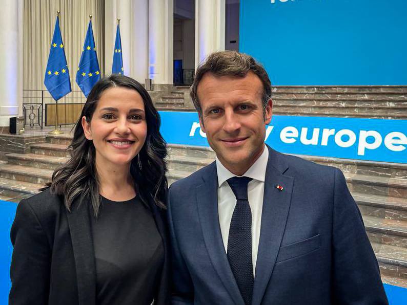 InesArrimadas's tweet photo. El presidente @EmmanuelMacron es un ejemplo en la defensa de los valores europeos frente a los populismos que amenazan nuestro proyecto común. Su movimiento ha frenado a los extremos en Francia y es un honor que compartamos familia política en la UE 🇪🇺 https://t.co/s1aig9pHeI