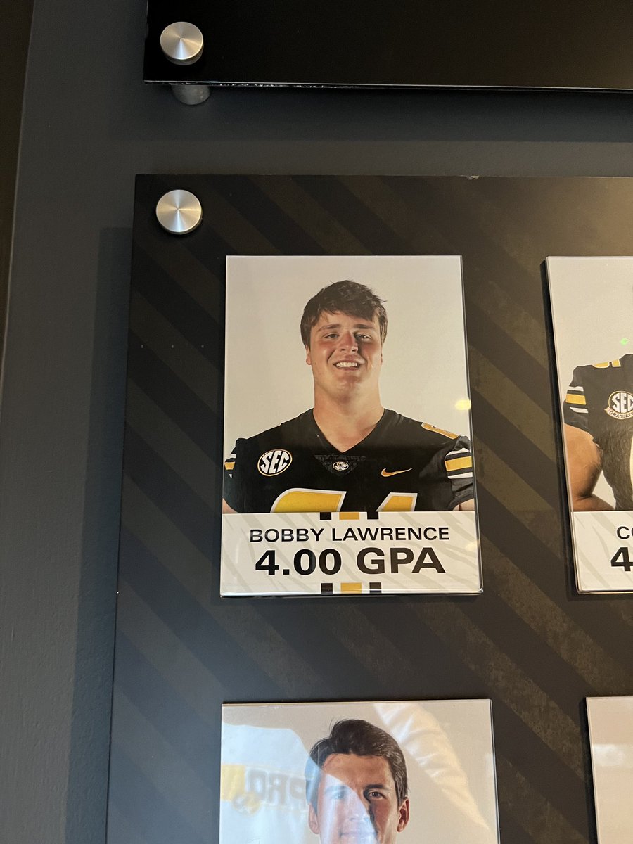 toby_lawrence_'s tweet photo. Congrats to Bobby. Praying for a healthy 2022 Season and a Bowl Game! Earned. https://t.co/9Je12VB2SY
