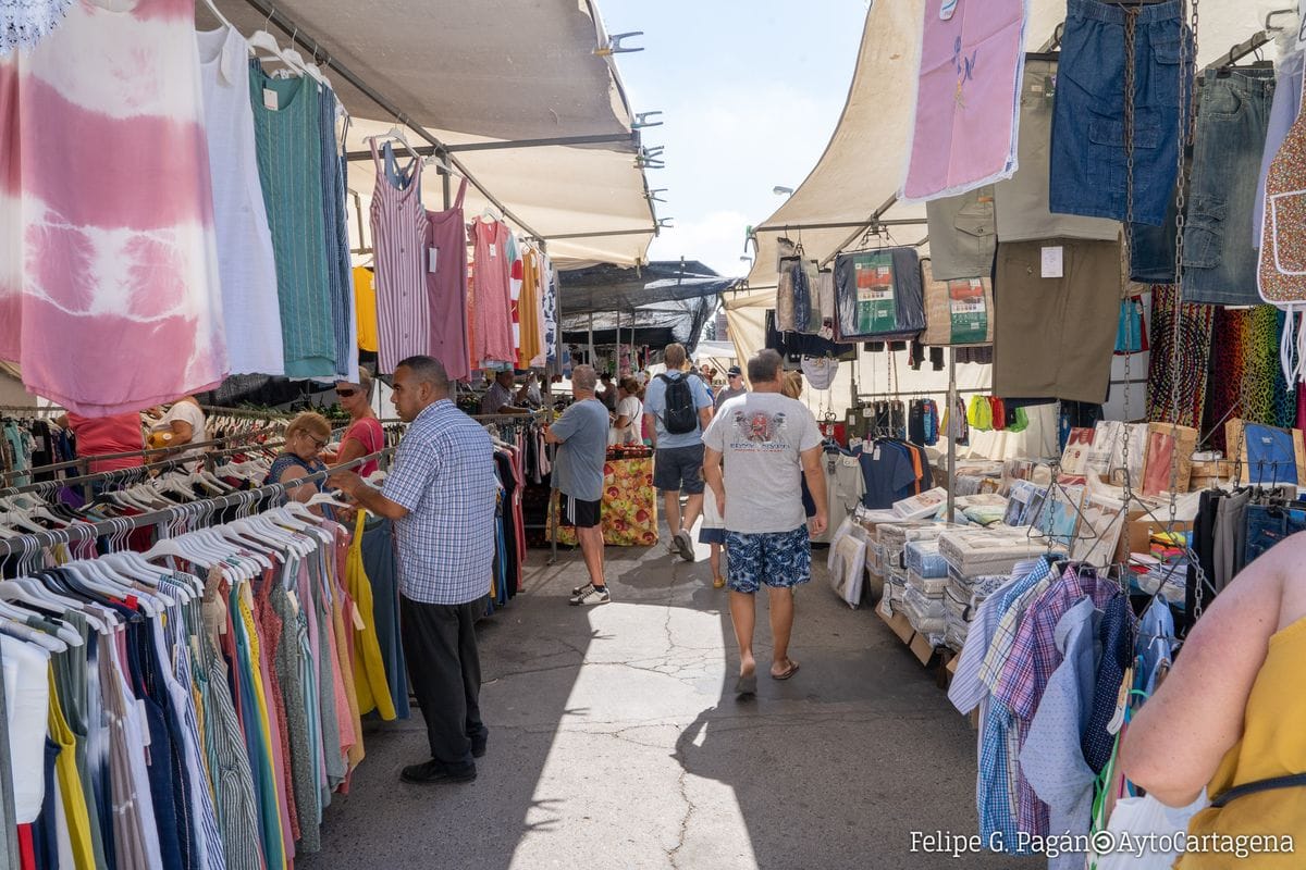 centro_psoe's tweet photo. Apoyamos a las dos asociaciones de #mercadillos en la defensa de sus intereses ante la apertura inminente de un mercadillo PRIVADO en #LasTejeras.
Supondría la ruína de las 1000 familias que viven de 428 licencias del municipio y q han aguantado las consecuencias de la pandemia. https://t.co/gsL8caV8CP