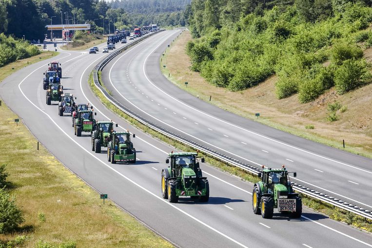 Op zoek naar overtreders snelwegverbod. Veel boeren hadden hun kenteken afgeplakt, dus de politie is in veel gevallen aangewezen op beeldmateriaal voor de identificatie van overtreders.
politienieuws.com/2022/06/23/pol… #boerenprotest #snelwegverbod #boeren #tractors