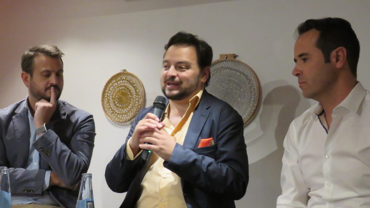 Ayer en #CulturaCommodore pasamos un buen rato en la presentación de #ElJefeDeLosEspias de <a href="/juanfmiranda/">Juan Fernández-Miranda</a>  y <a href="/ChicoteLerena/">Javier Chicote Lerena 🗞️</a> dirigido y presentado por <a href="/dfarranz/">David Felipe Arranz</a>