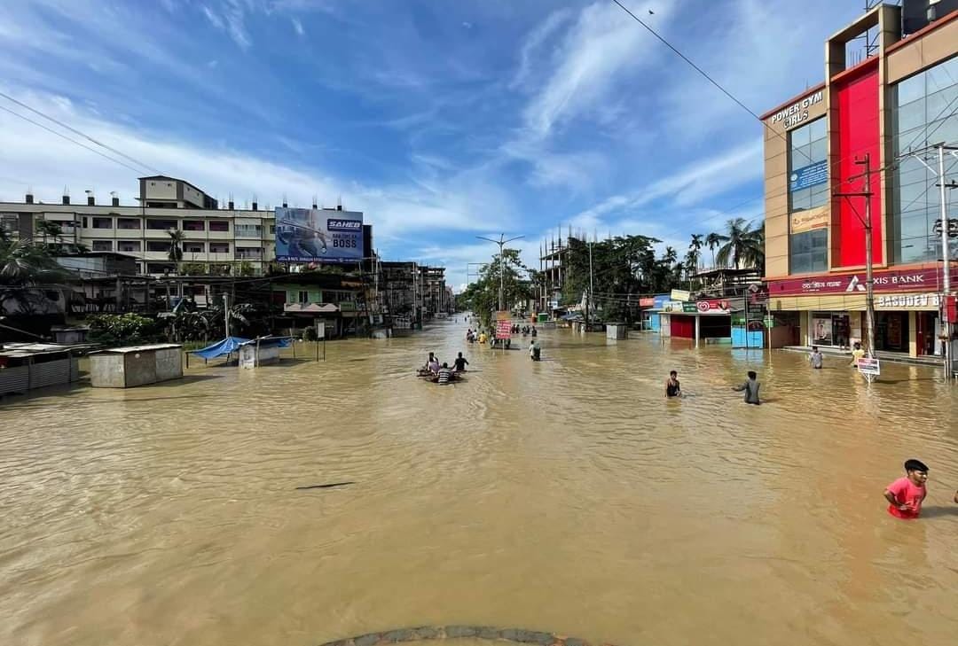 pratapfactor's tweet photo. #Silchar needs attention!
People of Silchar need help.
Silchar is Underwater!
And national media isn't noticing!
Let's stand by the #Flood victims of Silchar.
#SilcharUnderWater #SilcharFlood
#BarakValleyUnderWater #AssamNeedsHelp https://t.co/gQDgu7sC6C