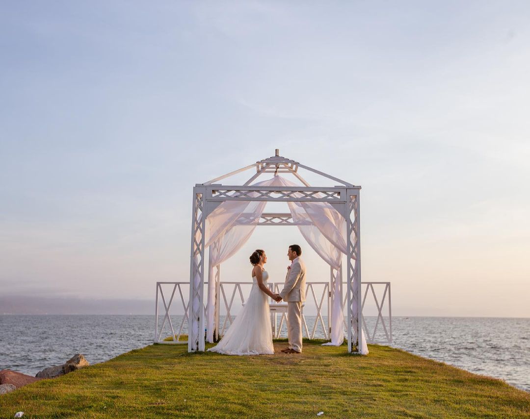 Tu boda será inolvidable en Meliá Puerto Vallarta... #MeliaPuertoVallarta #RomanceByMelia Foto por @llsmexico