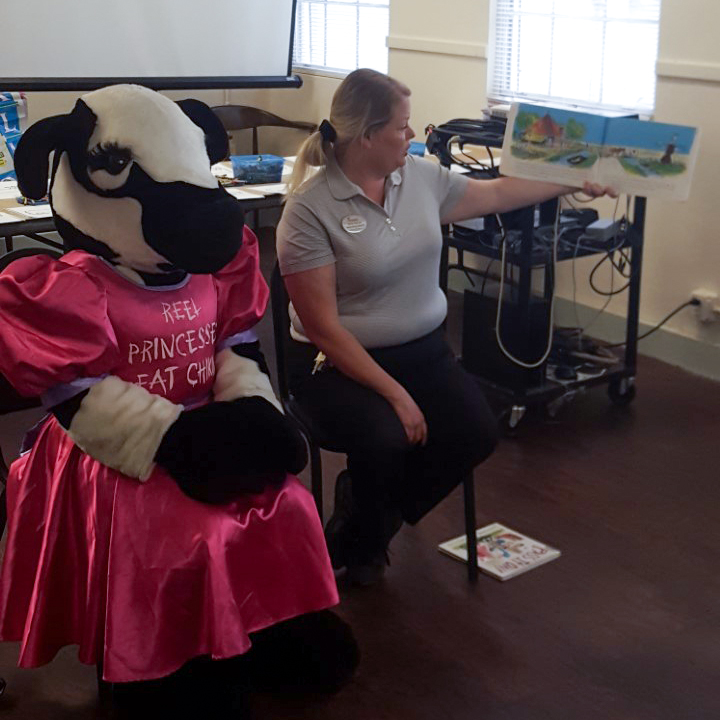 MyJHLS's tweet image. Princess Cow and Mrs. Neva stopped  by for Story Time at the #RaymondLibrary

#MyJHLS #OceanOfPossibilities #SummerReading2022