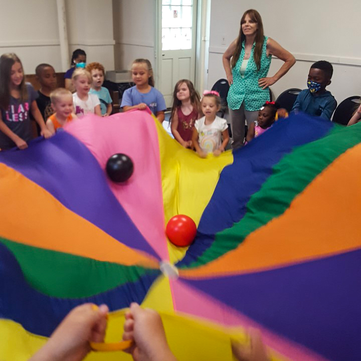 MyJHLS's tweet image. Princess Cow and Mrs. Neva stopped  by for Story Time at the #RaymondLibrary

#MyJHLS #OceanOfPossibilities #SummerReading2022
