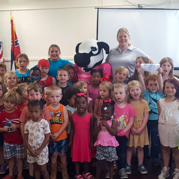 MyJHLS's tweet image. Princess Cow and Mrs. Neva stopped  by for Story Time at the #RaymondLibrary

#MyJHLS #OceanOfPossibilities #SummerReading2022