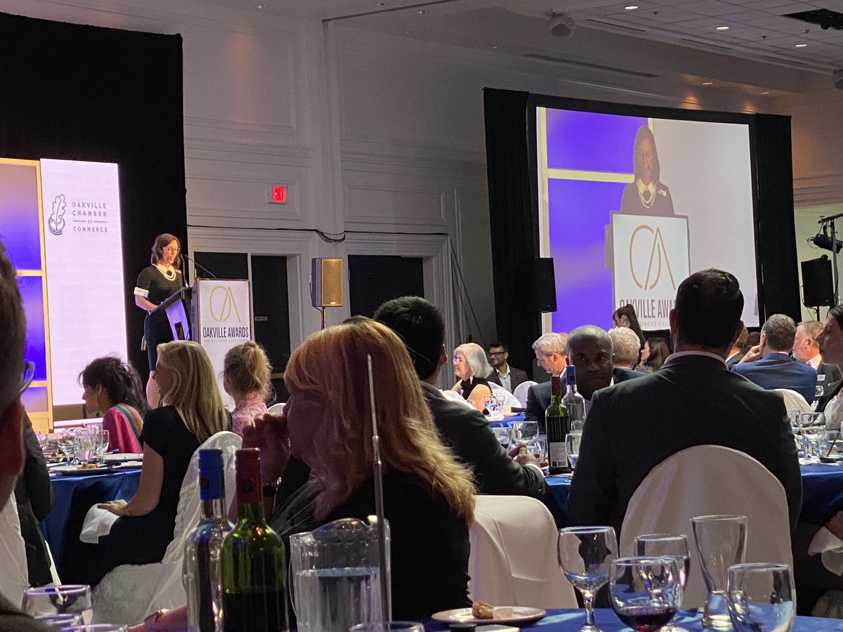 Hansika_G's tweet photo. @unitedwayhh’s @mburkeUWHH presented the Young Professional or Entrepreneur of the Year award at the Oakville Business Excellence Awards last night. Thank you @OakvilleChamber for a great evening! And congratulations to the winner Nick Davis of the Nick Davis Group! https://t.co/BCICX1oSJr