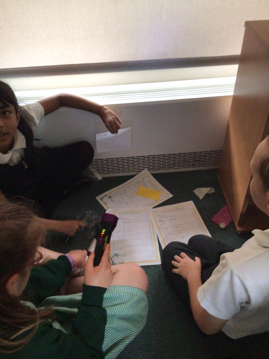 HighwoodPrim3R's tweet photo. In science this afternoon we’ve been investigating which materials create the best shadows for our upcoming DT project… 🐒👀 https://t.co/EBH6zjulgp
