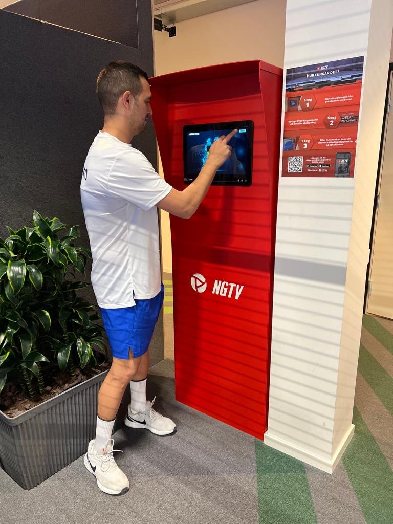 Nous sommes très heureux de vous annoncer notre partenariat avec <a href="/CeperoFran/">fran cepero</a> ! 🎾

Ancien joueur professionnel de padel, il est désormais coach au sein du complexe Court1 Padel Club à Stockholm ! 💪

De beaux projets sont à venir ensemble, merci à Fran pour sa confiance ! 🙏