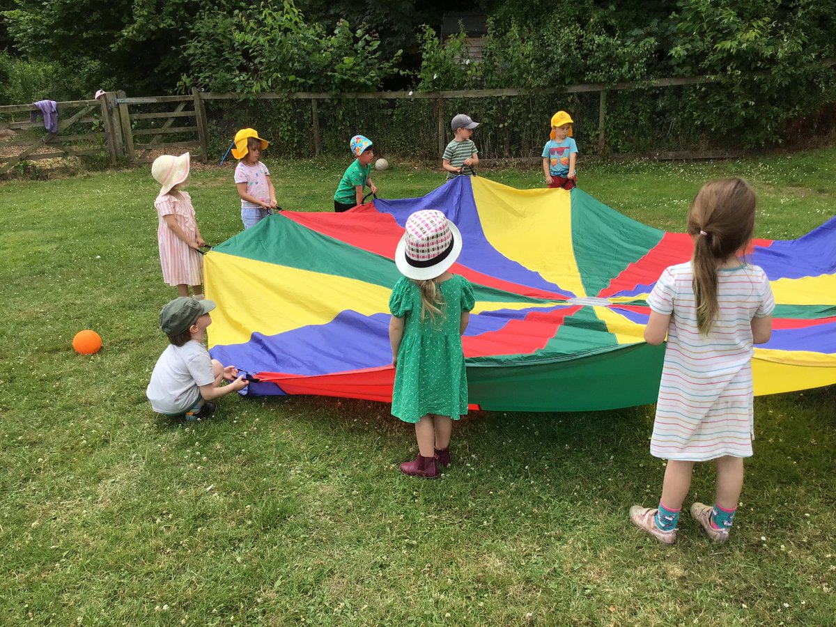 GoodrichCESch's tweet photo. Goldcrests worked together as a team whilst playing with the parachute. #GSeyfs #GSgoldcrests #GSbeactive https://t.co/xwUHCzonYA