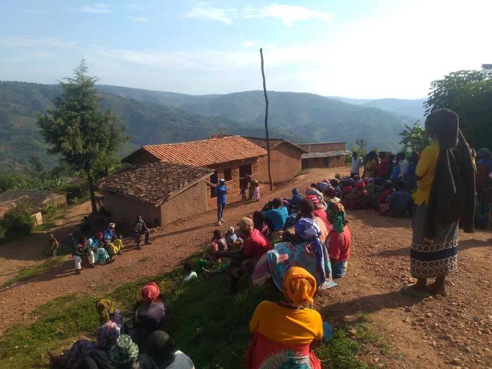 CorpsAfricaRda's tweet photo. Emmanuel trained all community members in Human-Centered Design and Asset Based Community Development Approaches. 
@RwandaLocalGov @LODARwanda 

#MeetCorpsAfricaRwaVol 
#ThisIsCorpsAfrica https://t.co/YP4WG8PtdY